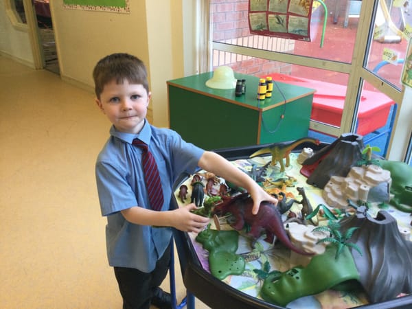Year 2B enjoying play and their new topic dinosaurs🦖🦕🦖🦕