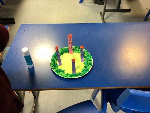 4B working on our Advent wreaths